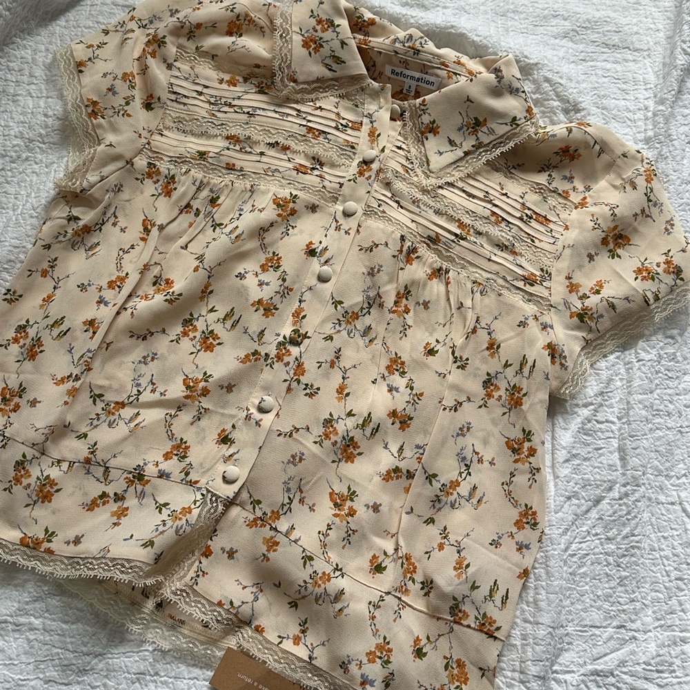 Reformation Floral Button Up
Never been worn, tags still attached 
Size: S
